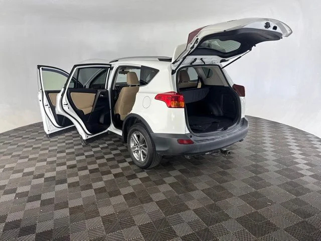 Used 2015 White Toyota XLE image 20