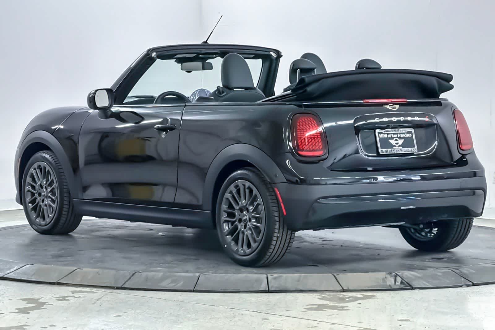 New 2026 Midnight Black II Metallic MINI Signature Plus image 6