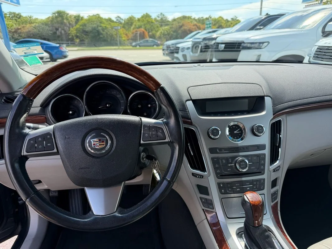 Used 2010  Cadillac Luxury image 17