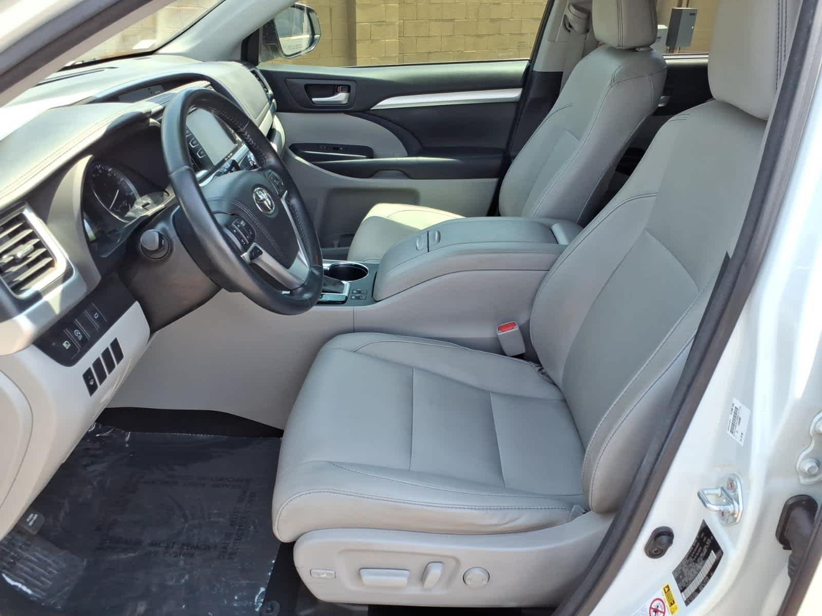 Used 2017 Blizzard Pearl Toyota XLE image 26