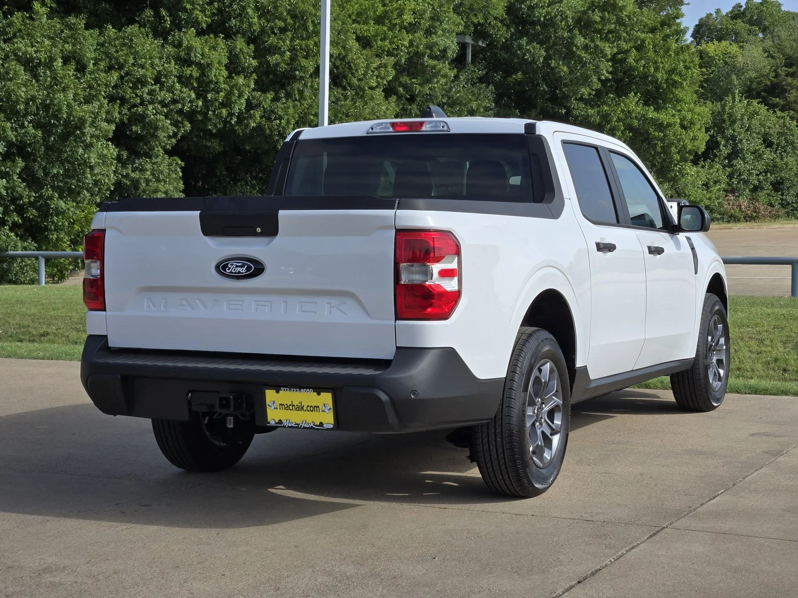 New 2026 Oxford White Ford XLT image 4