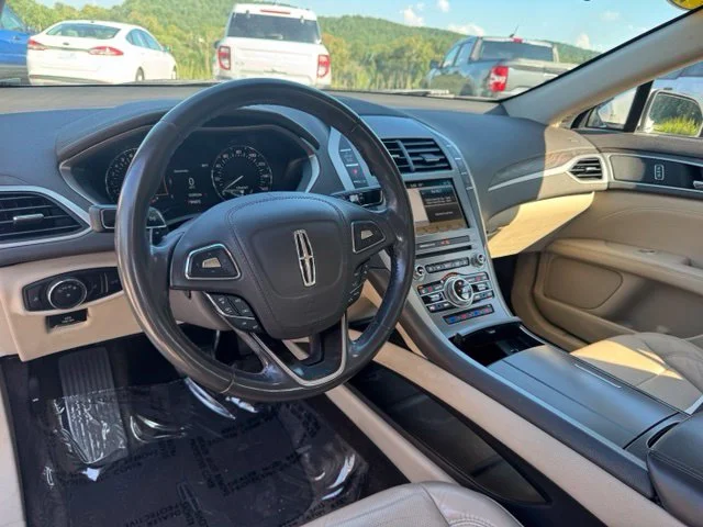 Used 2017 White Lincoln Reserve image 24