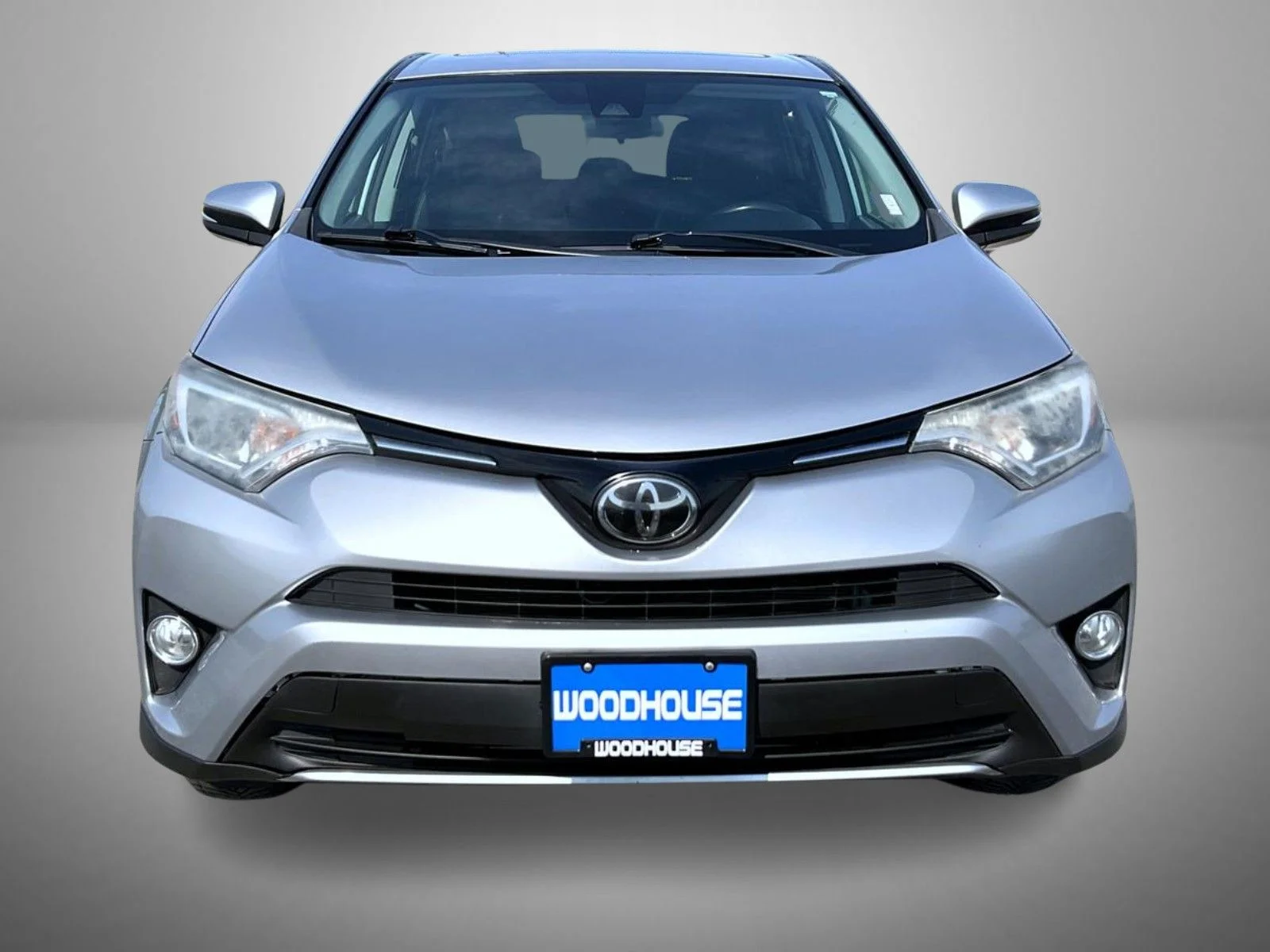 Used 2018 Silver Toyota XLE image 2
