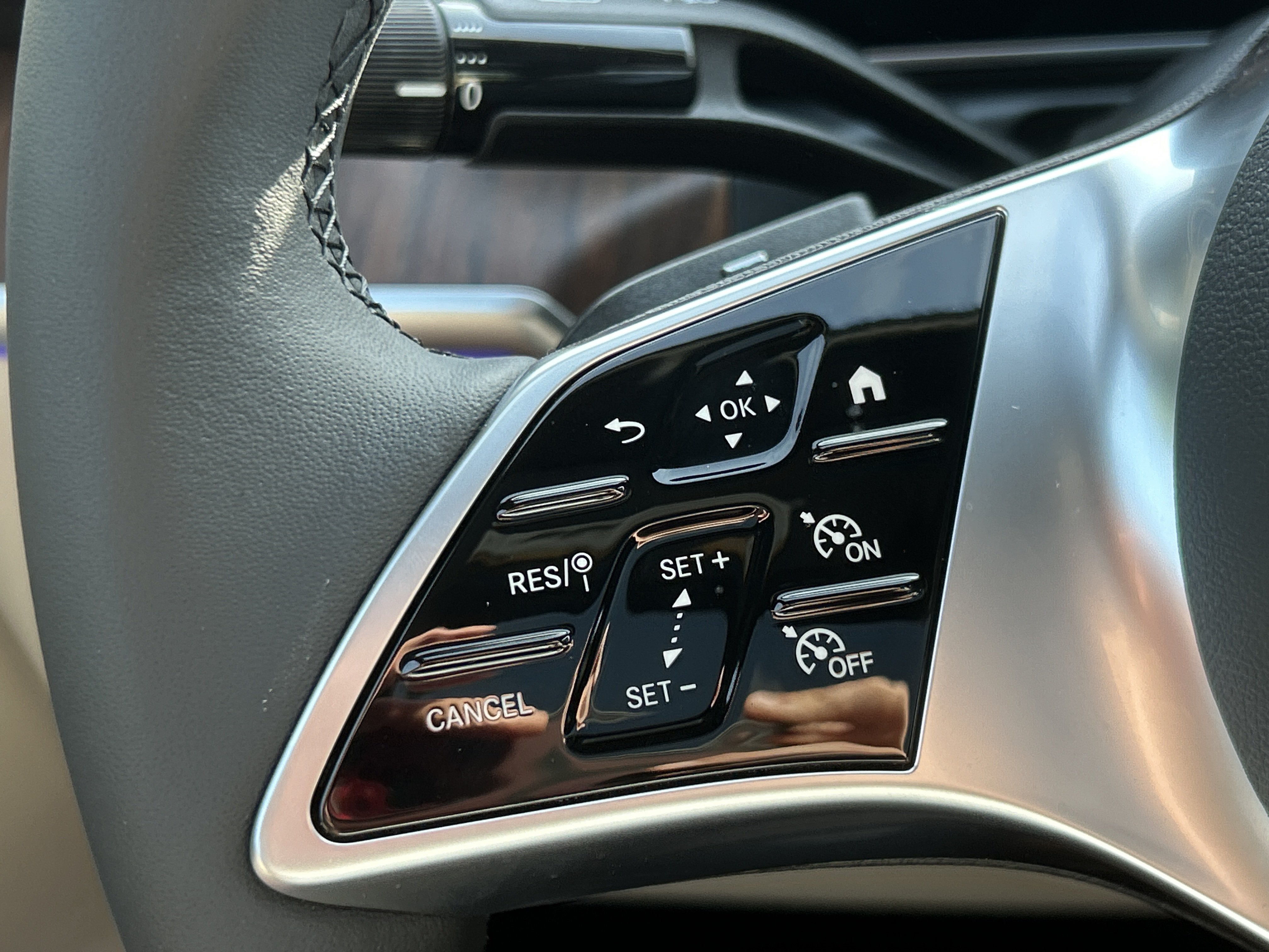 New 2026 MANUFAKTUR Moonlight White Metallic Mercedes-Benz C 300 Sedan image 26