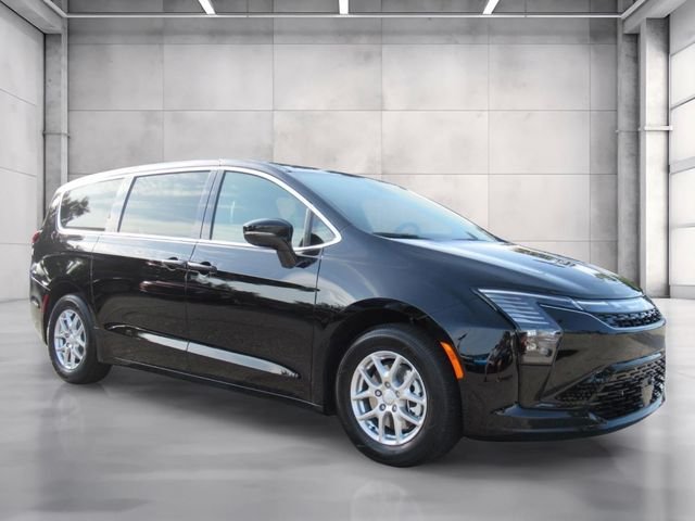 2027 Chrysler Pacifica Select's photo