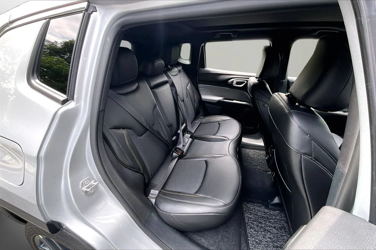 New 2026 Silver Zynith Metallic Clearcoat Jeep Latitude image 19