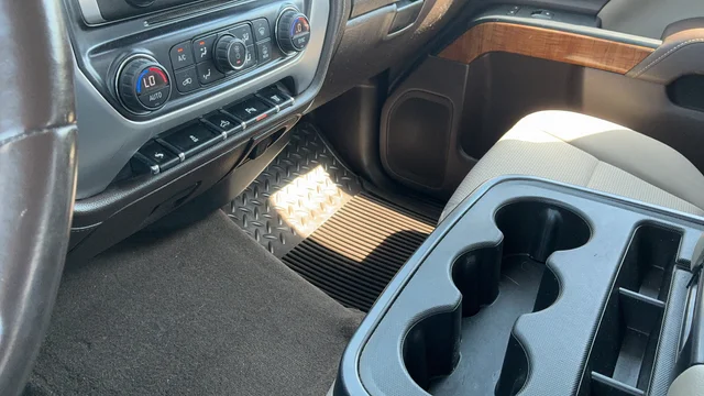 Used 2015 White GMC SLE image 19