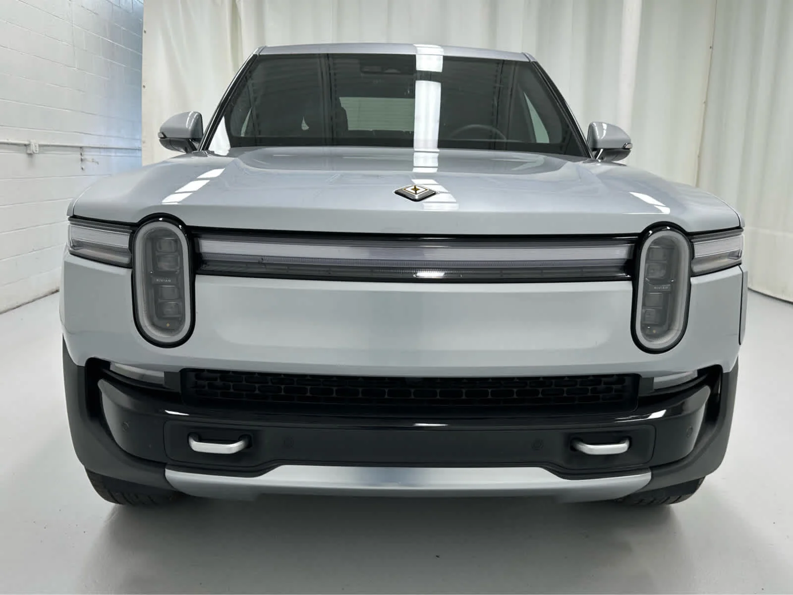 Used 2025 LA Silver Rivian Adventure image 5