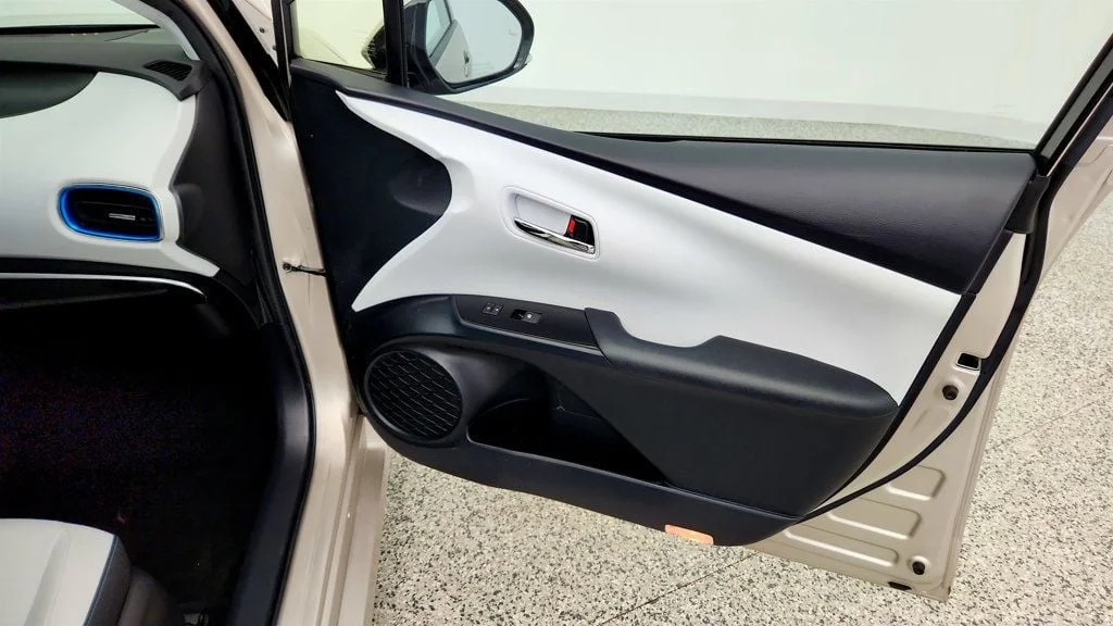Used 2018 Titanium Glow Toyota Advanced image 25
