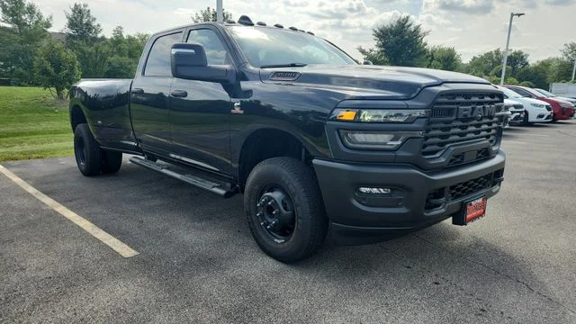 New 2026 Diamond Black Crystal Pearl-Coat Exterior Paint RAM Tradesman image 19