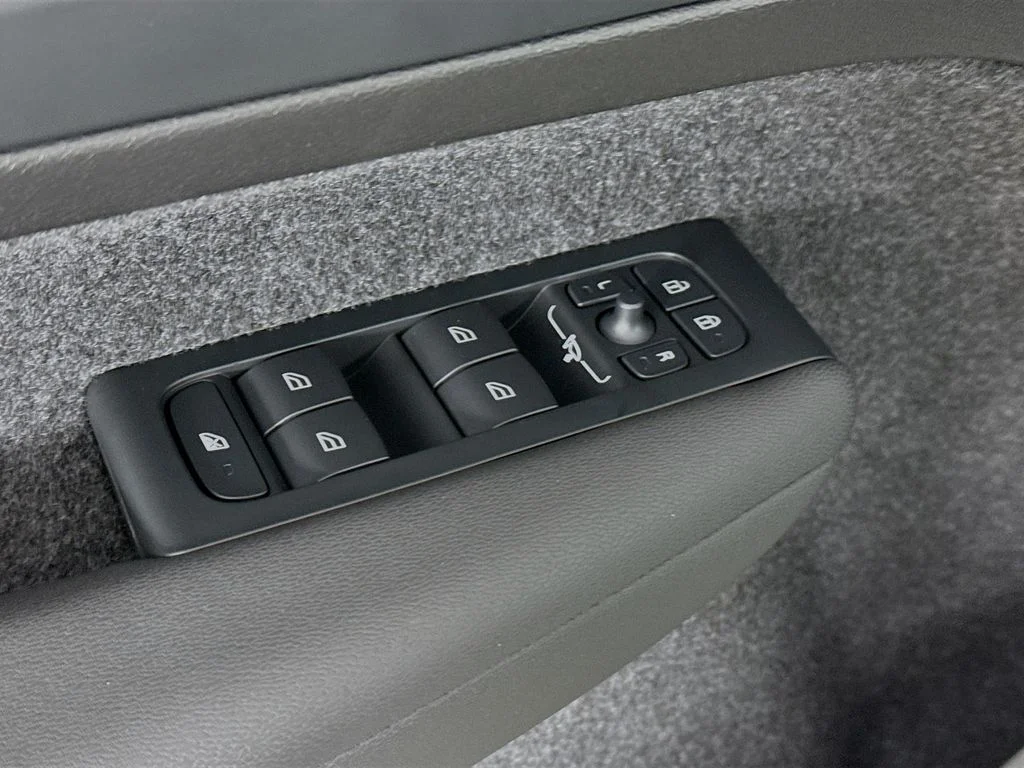 2026 Volvo XC40 Plus - Photo 17