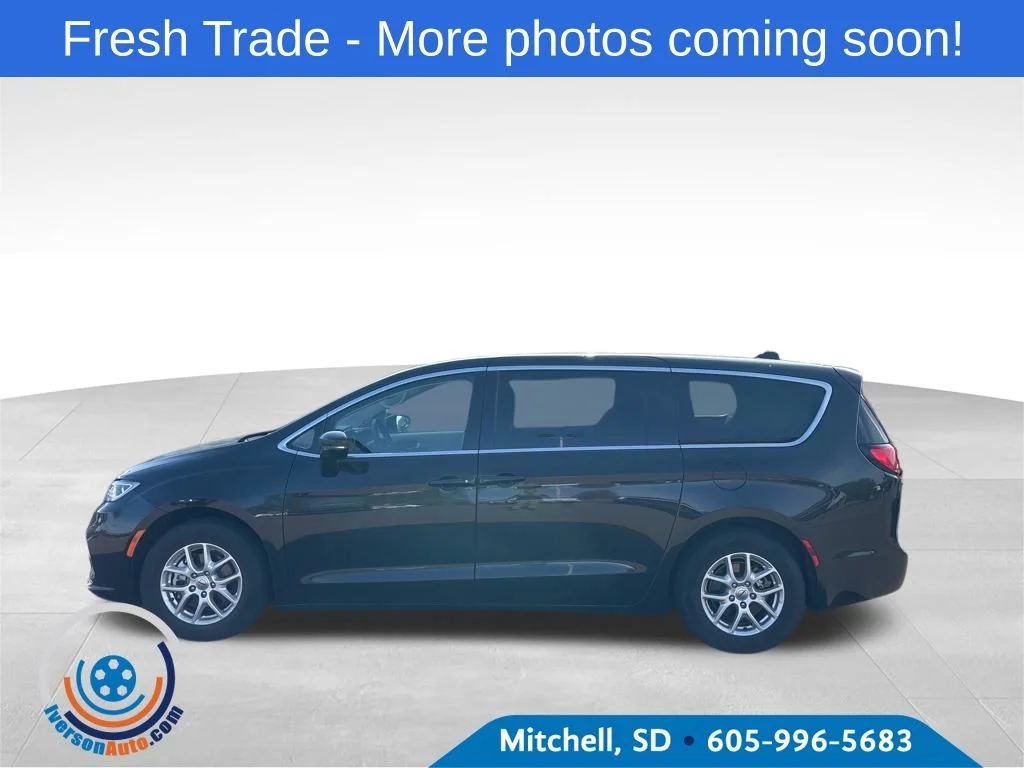 2024 Chrysler Pacifica Touring L's photo