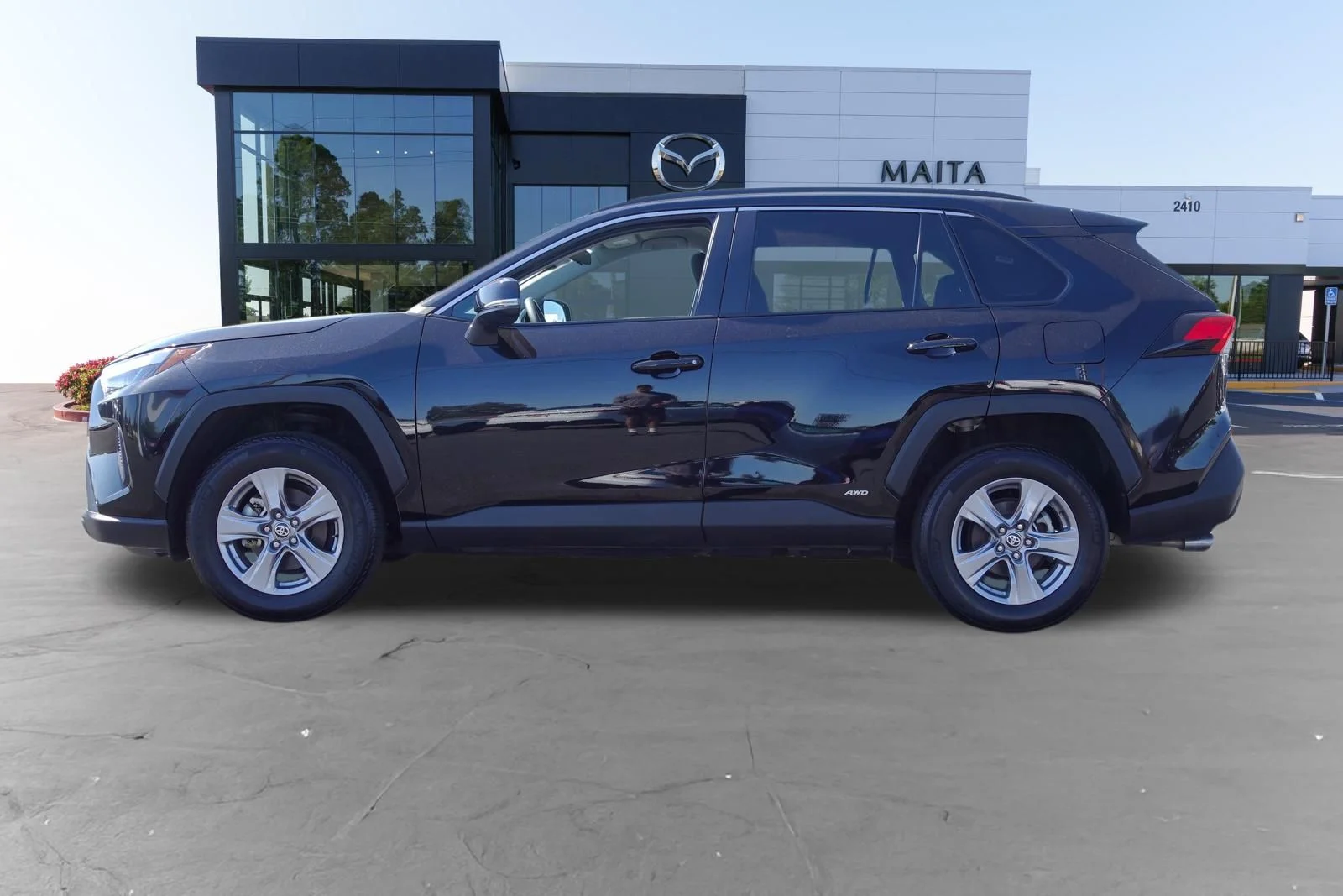 Used 2025 Midnight Black Metallic Toyota XLE image 6