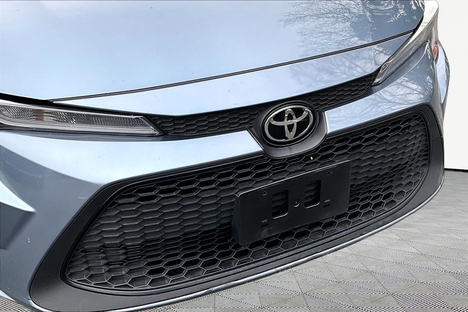 Used 2022 Celestite Toyota LE image 31