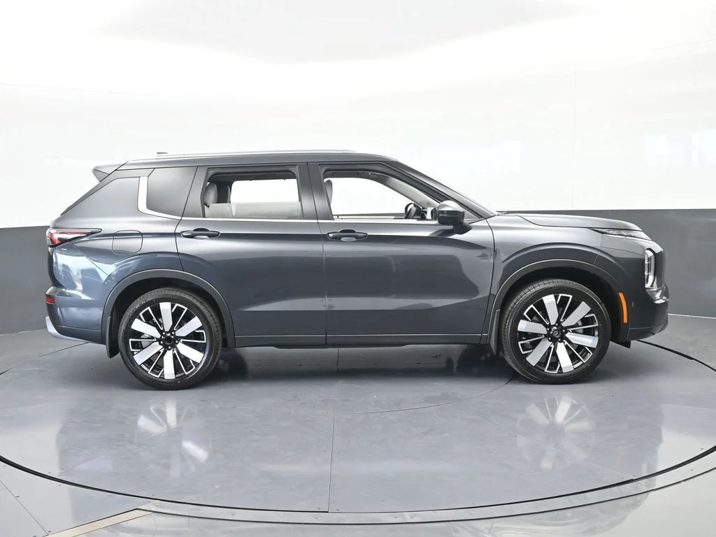 New 2026 Gray Mitsubishi SEL image 7