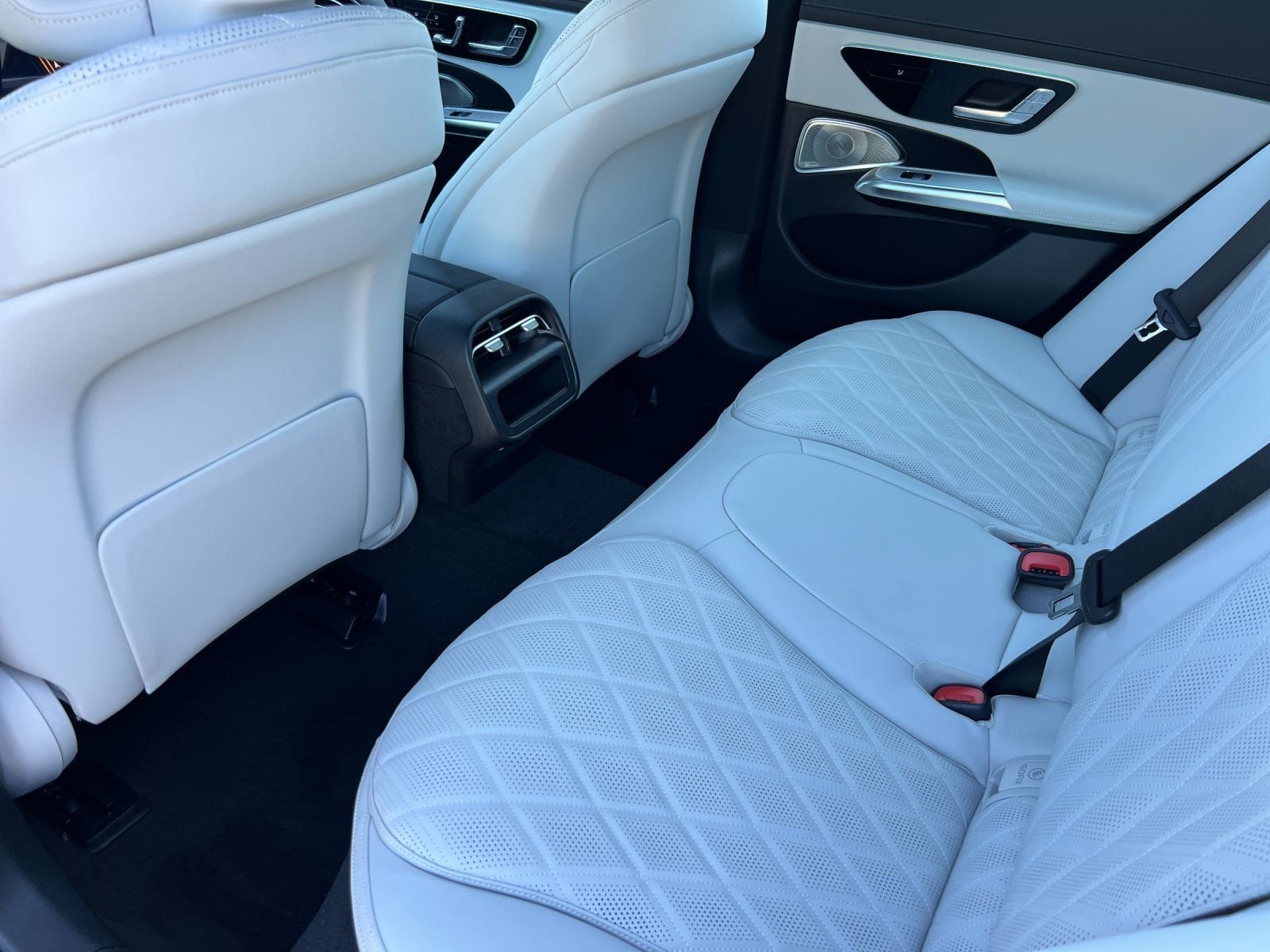 New 2026 MANUFAKTUR Moonlight White Metallic Mercedes-Benz E 450 image 4