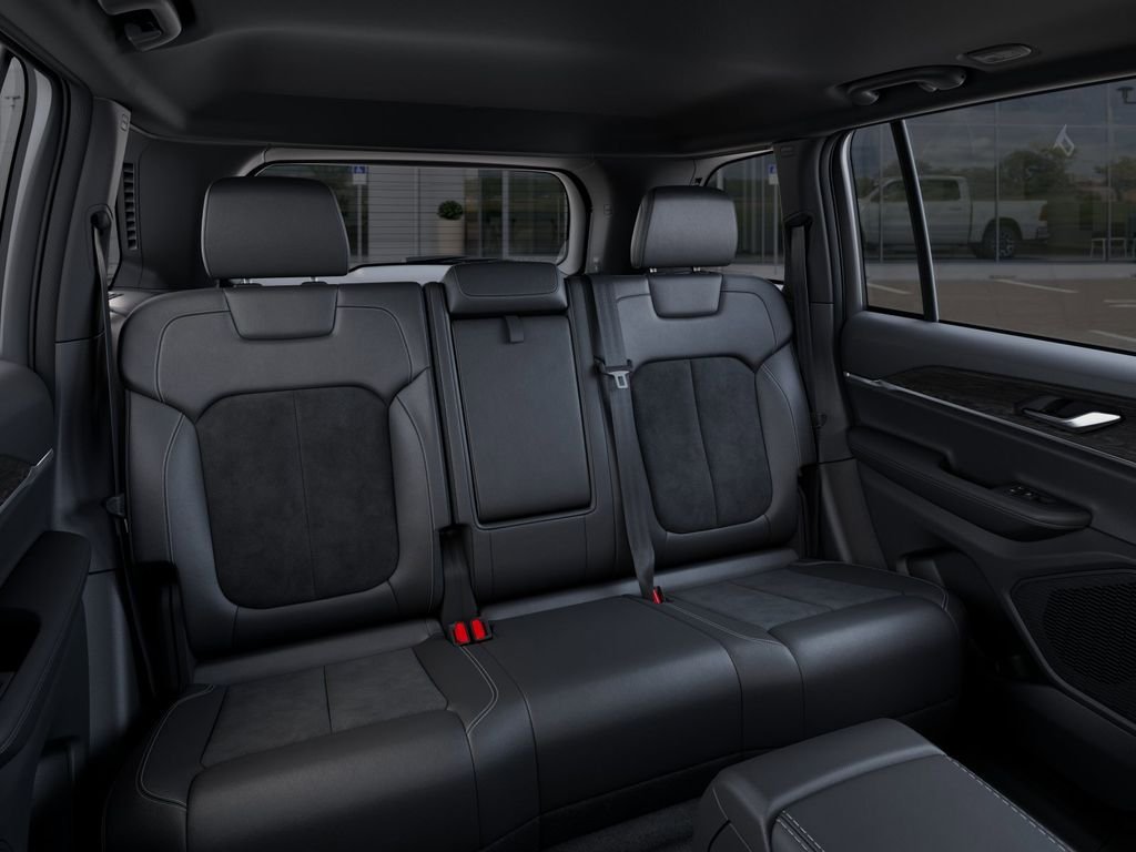 New 2026 Diamond Black Crystal Pearl-Coat Exterior Paint Jeep Altitude image 15