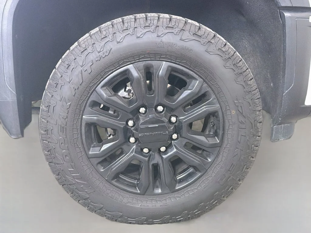 Used 2024 White Frost Tricoat GMC Denali image 29