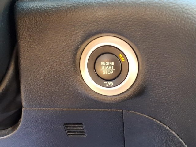 Used 2025  Chrysler Limited image 8