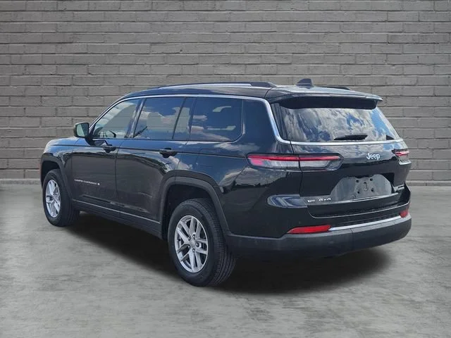Used 2023  Jeep Laredo image 3