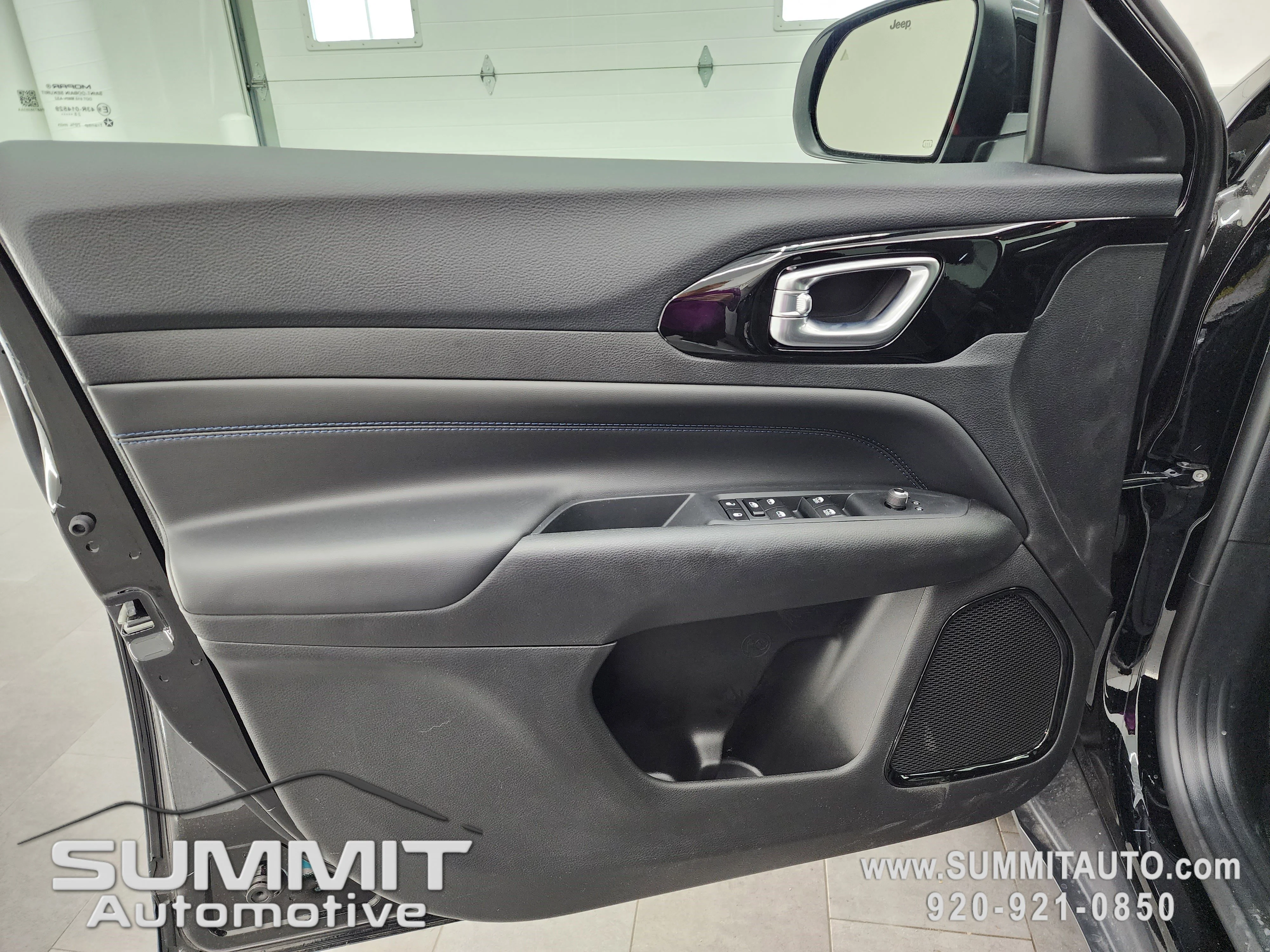 New 2026 Diamond Black Crystal Pearlcoat Jeep Latitude image 42