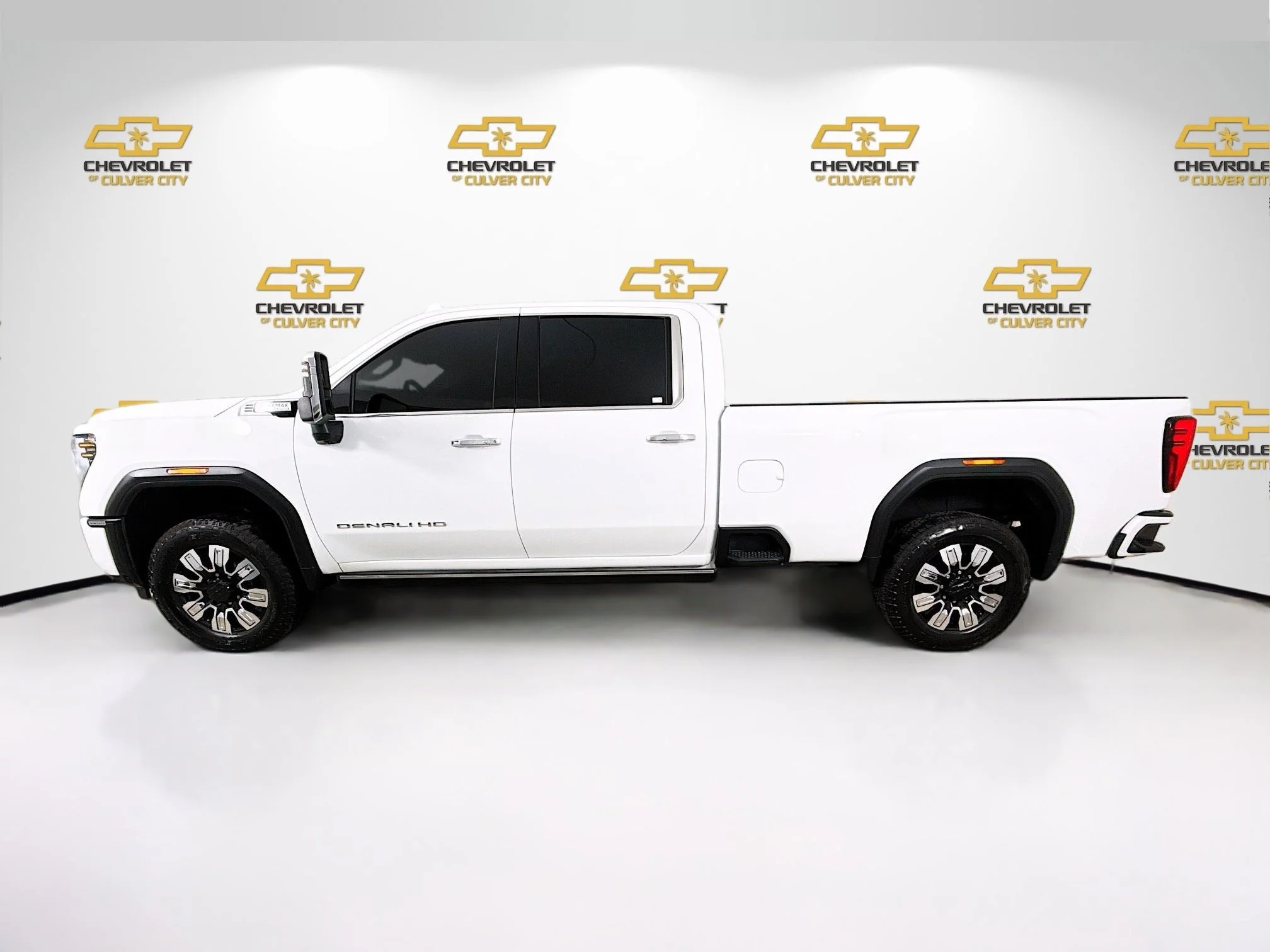 Used 2024 Summit White GMC Denali image 5