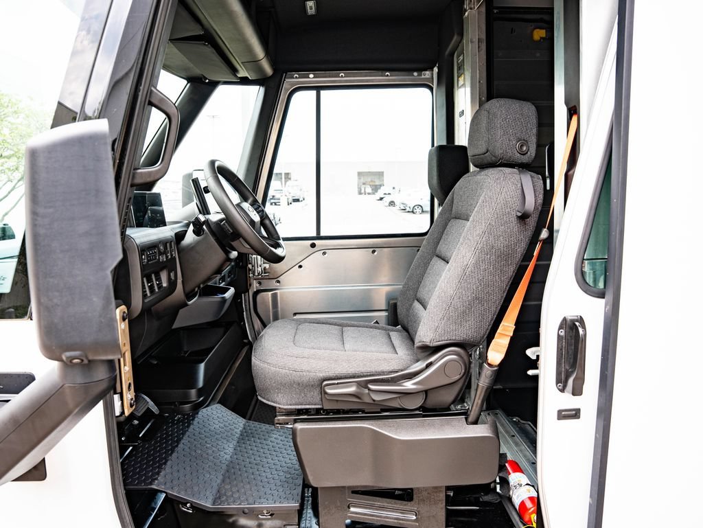 Used 2025 Oyster White Chevrolet 400 image 19