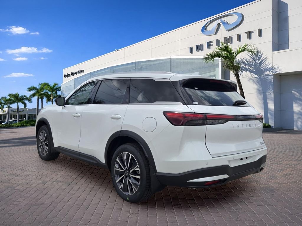 New 2027 RADIANT WHITE INFINITI Luxe FWD image 5
