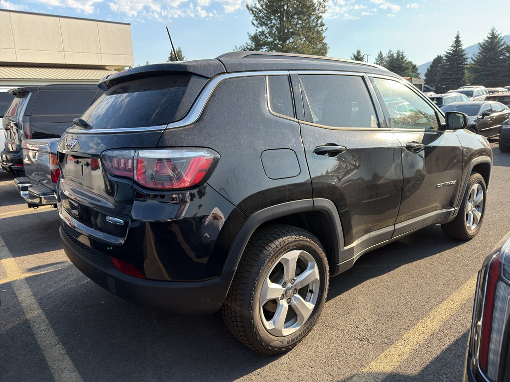 Used 2019 Diamond Black Crystal Pearlcoat Jeep Latitude image 4