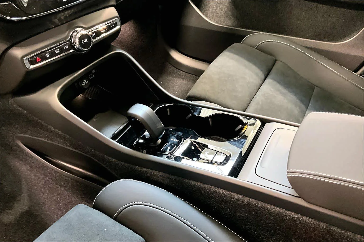 New 2026 VAPOUR GREY Volvo Ultra Black Edition image 10