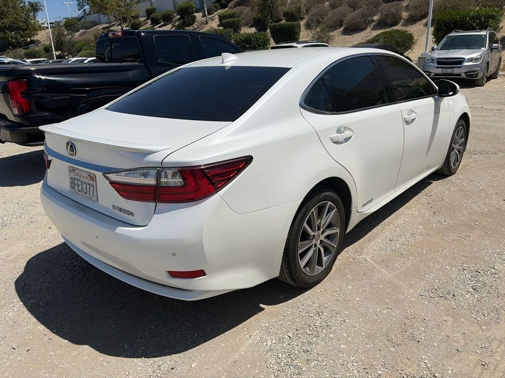 Used 2018 White Pearl Lexus 300h image 9