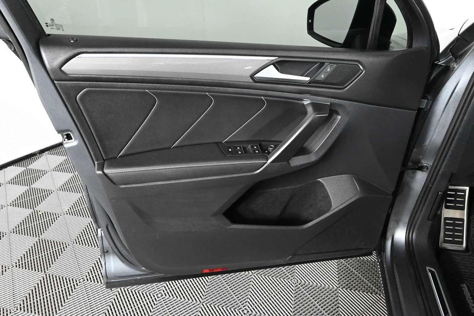 Certified Used 2023  VOLKSWAGEN SE image 18