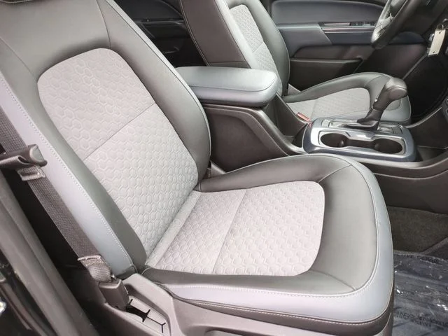 Used 2018 Black Chevrolet Z71 image 32