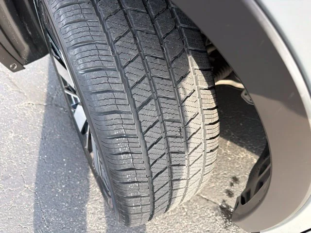 Used 2025 Silver Mitsubishi SE image 13