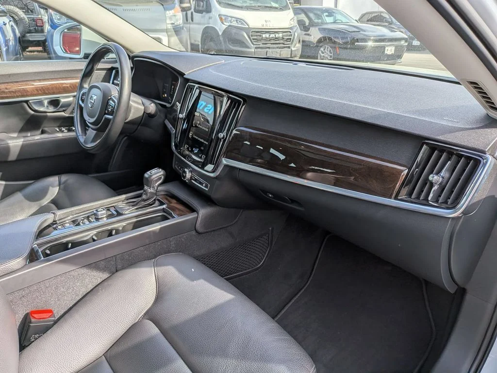 Used 2018 White Volvo T5 Momentum image 28