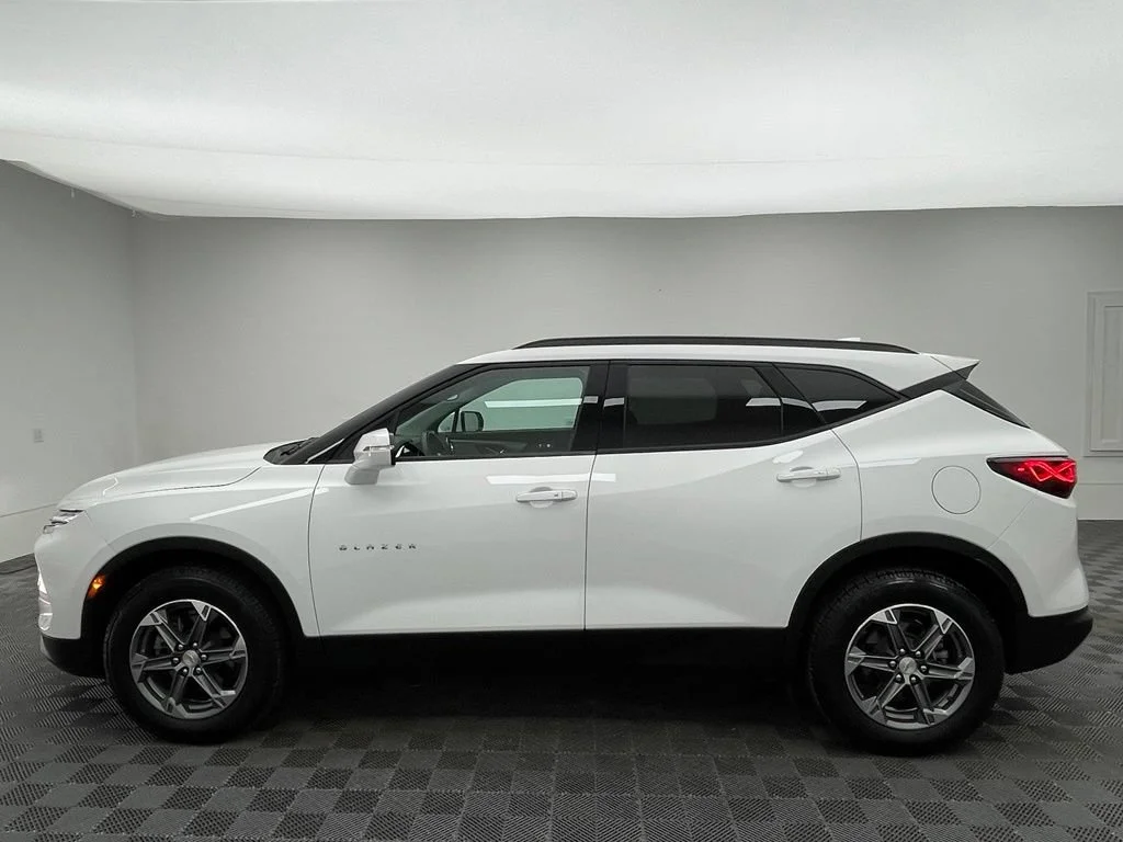 Used 2024 Summit White Chevrolet 3LT image 13