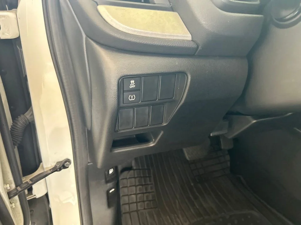 Used 2018 White Honda LX image 34