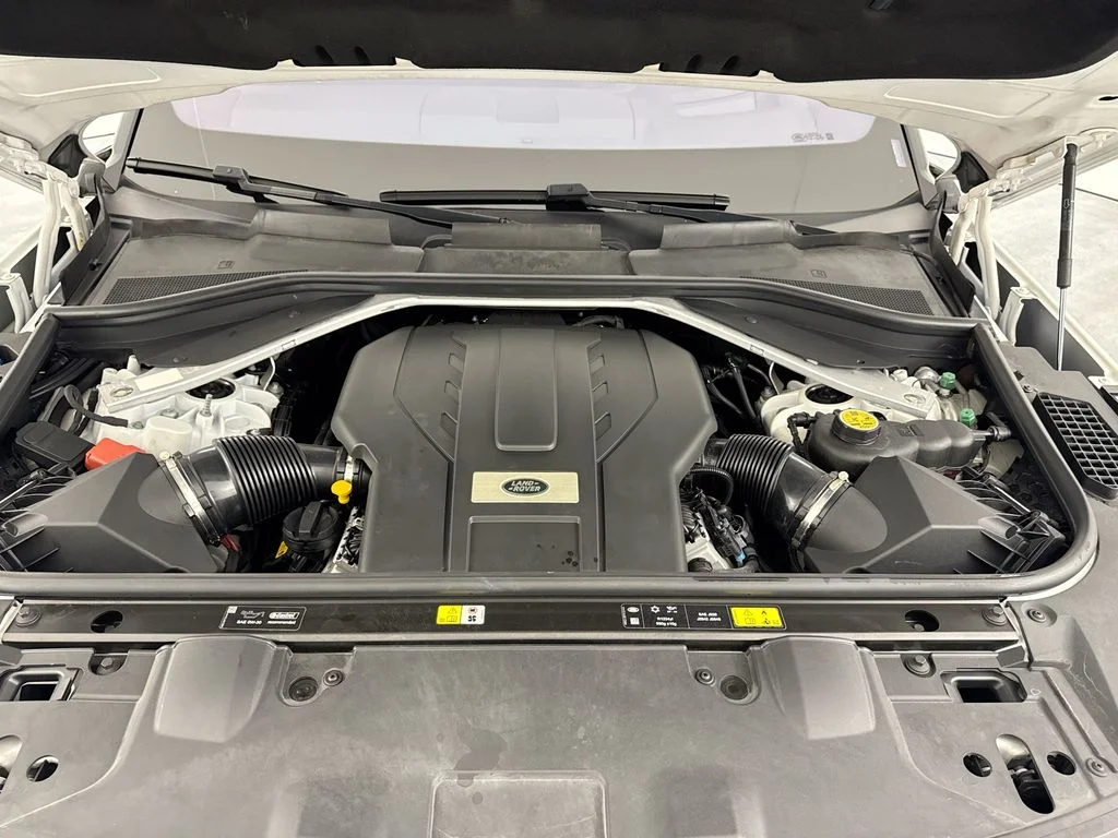 Used 2023 White Land Rover SE image 32