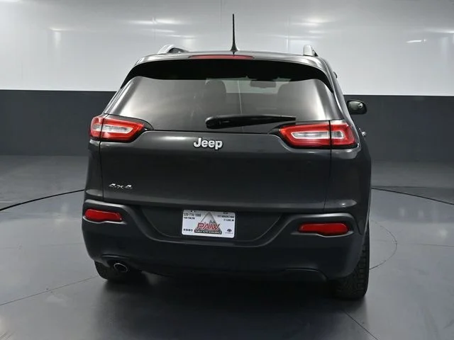 Used 2016 Gray Jeep Latitude image 6