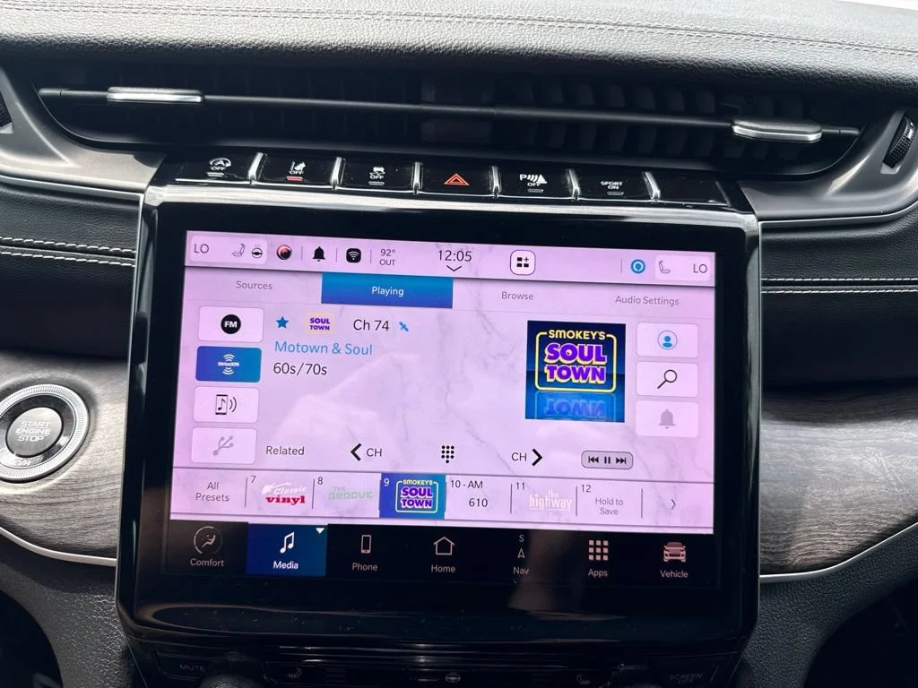 Used 2022  Jeep Limited image 20