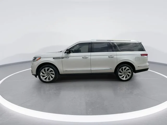 Used 2024 White Lincoln Reserve image 4