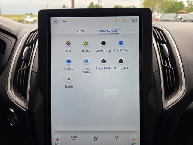 Used 2022 Black Metallic Ford SE image 29