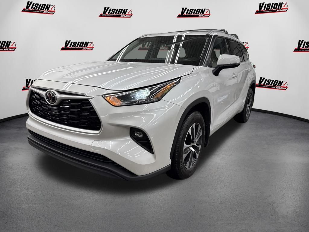 Used 2022 Beige Toyota XLE image 1