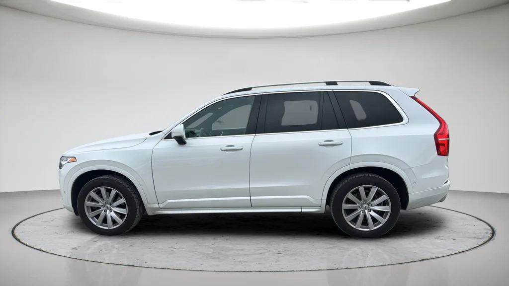 Used 2019 White Volvo T6 Momentum image 12