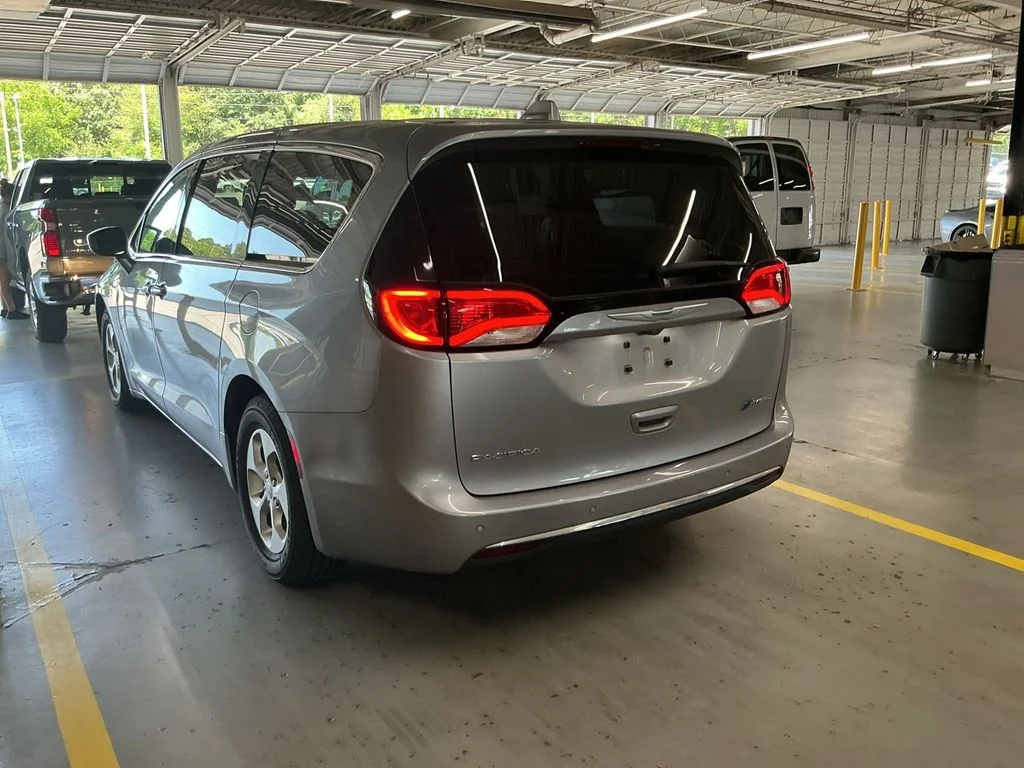 Used 2018 Silver Chrysler Touring Plus image 8