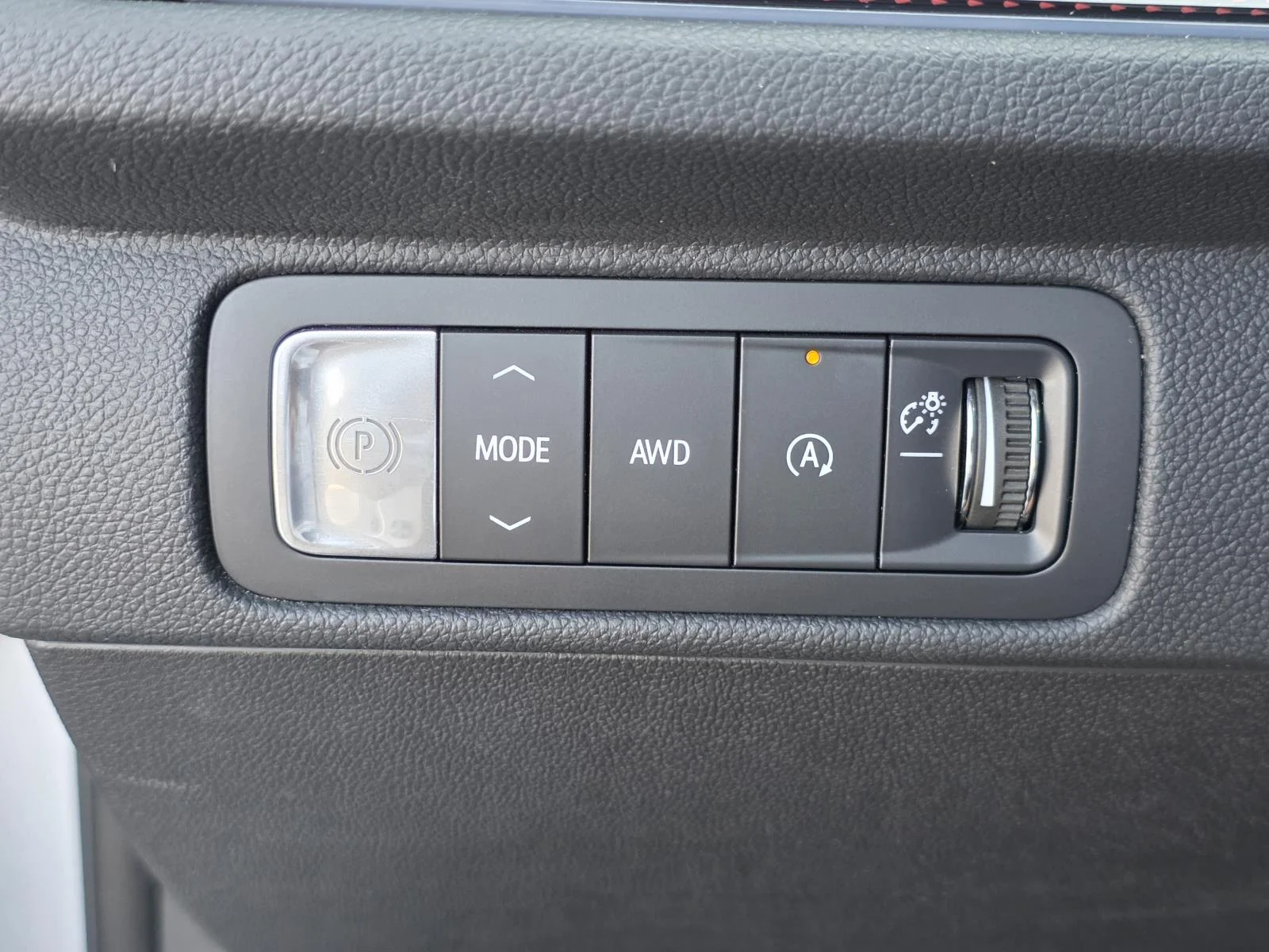 Used 2025 Pearl Chevrolet Z71 image 30