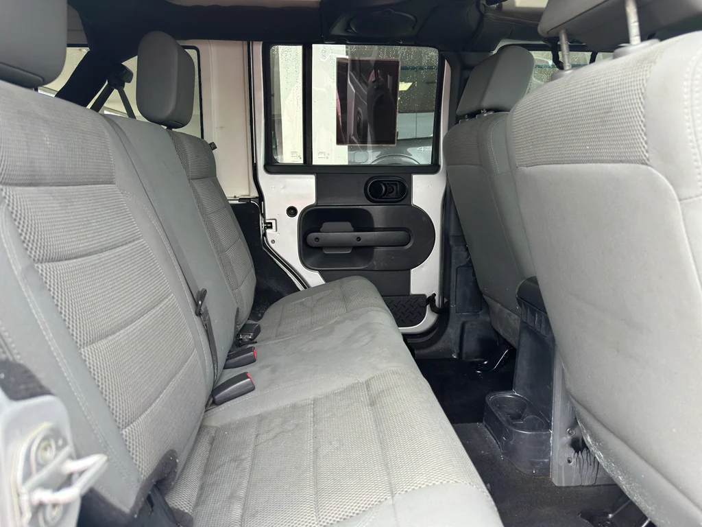 Used 2007 Bright Silver Metallic Clearcoat/Black Soft Top Jeep Sahara image 26
