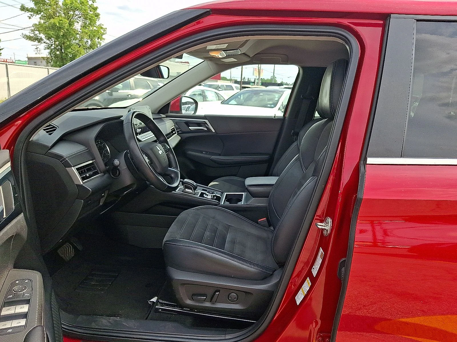 Used 2022  Mitsubishi SE image 13