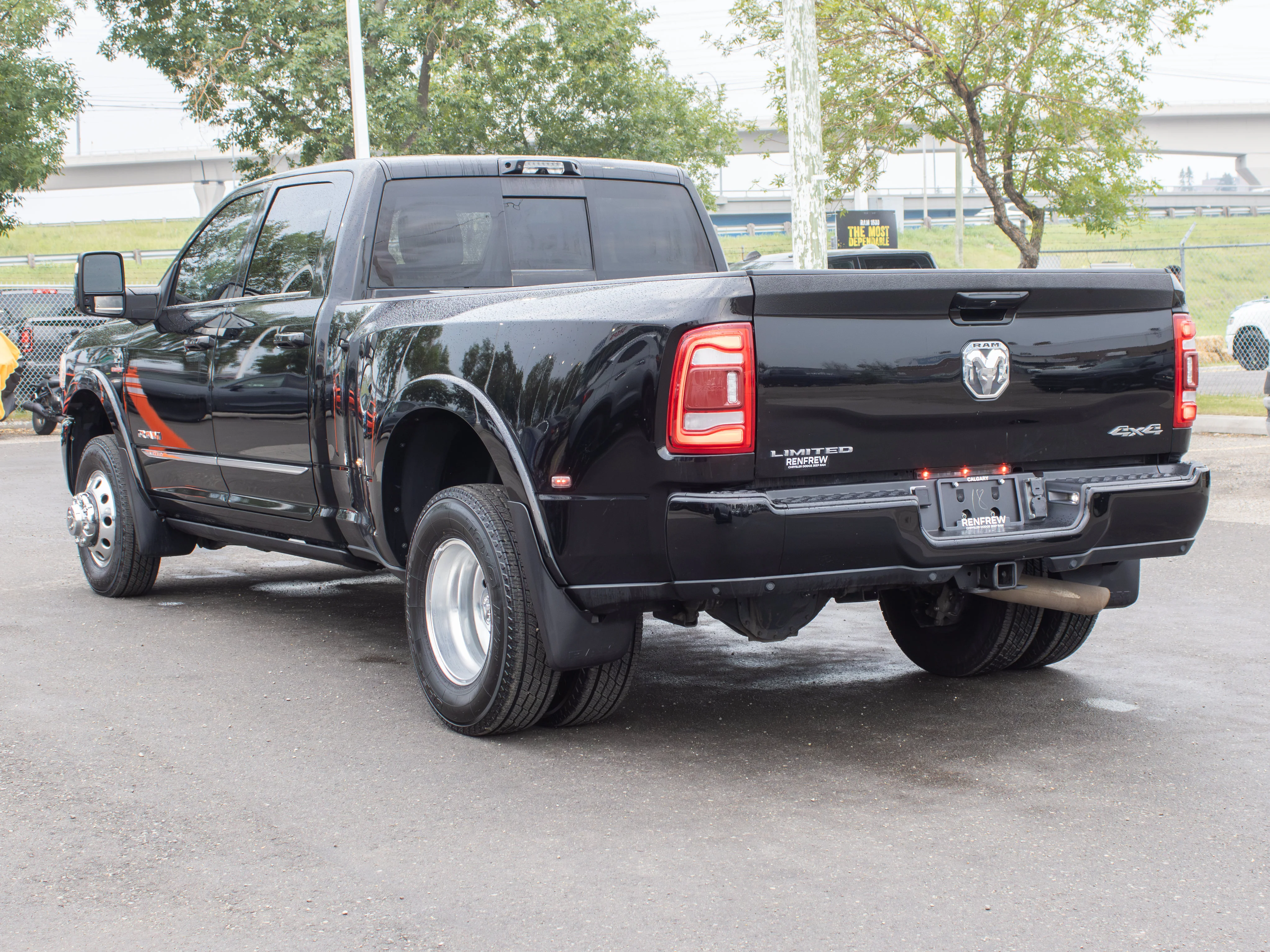 Used 2023 Black RAM Limited*Dually | 6.7L Cummins HO | 4.10 Rear Axle | 5th Wheel & Gooseneck Prep | image 15