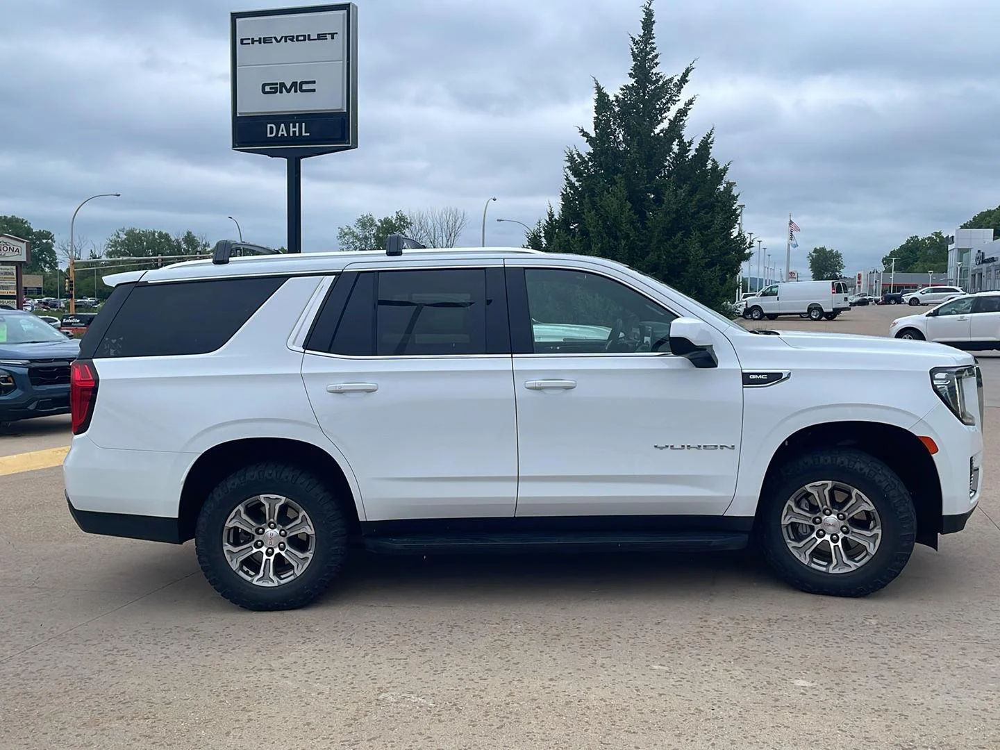 Used 2022 GMC Yukon SLE with VIN 1GKS2AKD7NR349298 for sale in Winona, Minnesota